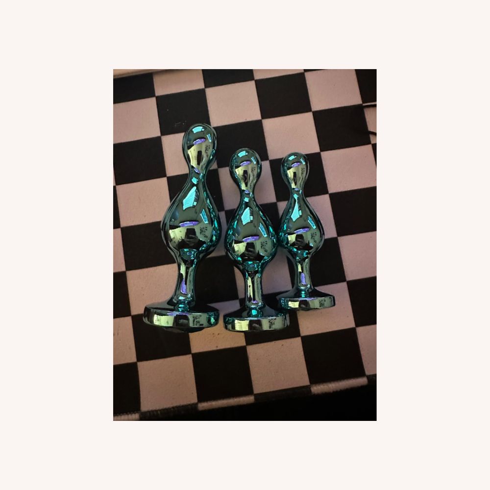 Exhibitionism, Flashing Jeweled Metal 3-Piece Plug Training Set – Teardrop-Shaped, Elegant Design & Velvet Bag